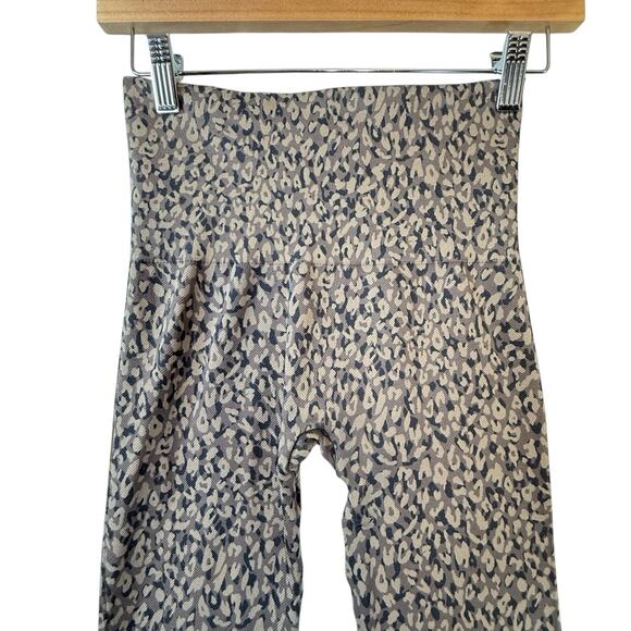 Spanx Look At Me Now Seamless Leggings Leopard Animal Print SIZE SMALL Womens - Picture 3 of 9